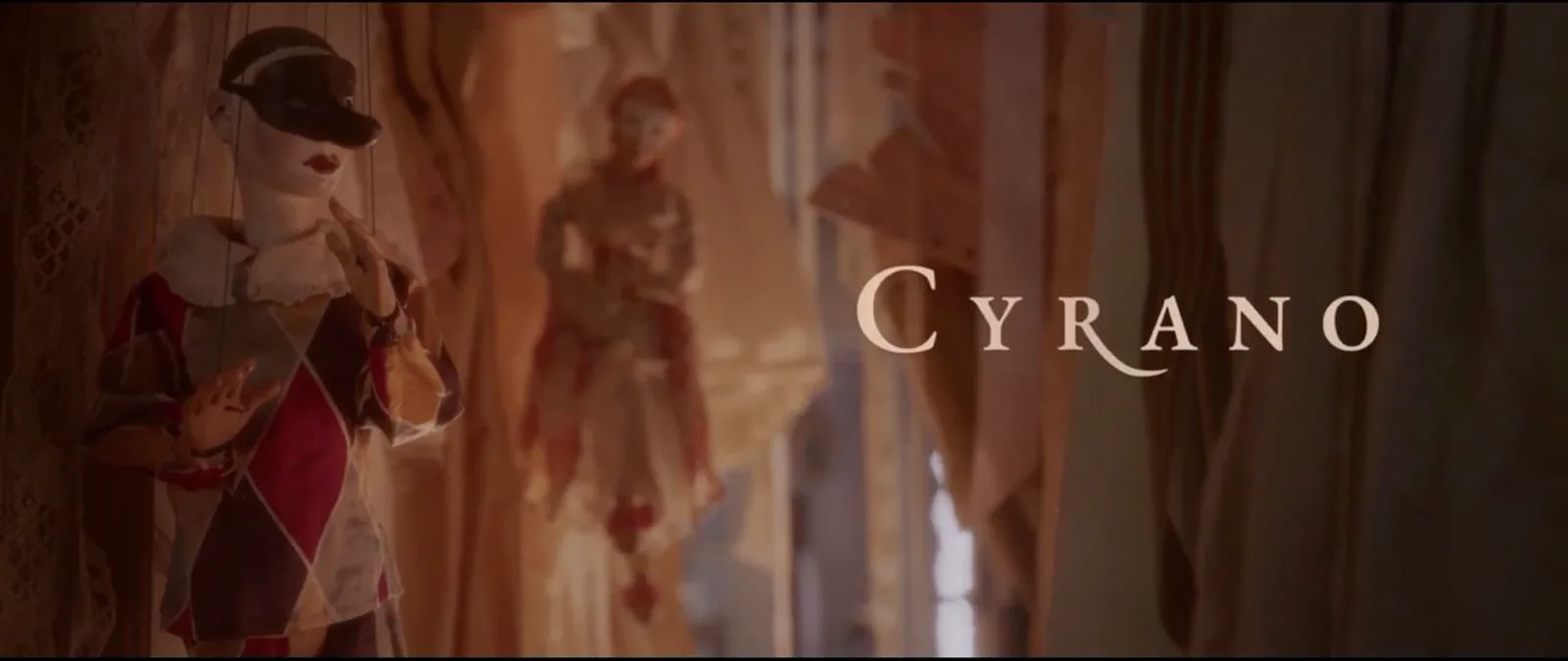Кадр из материала к обзору «Сирано»