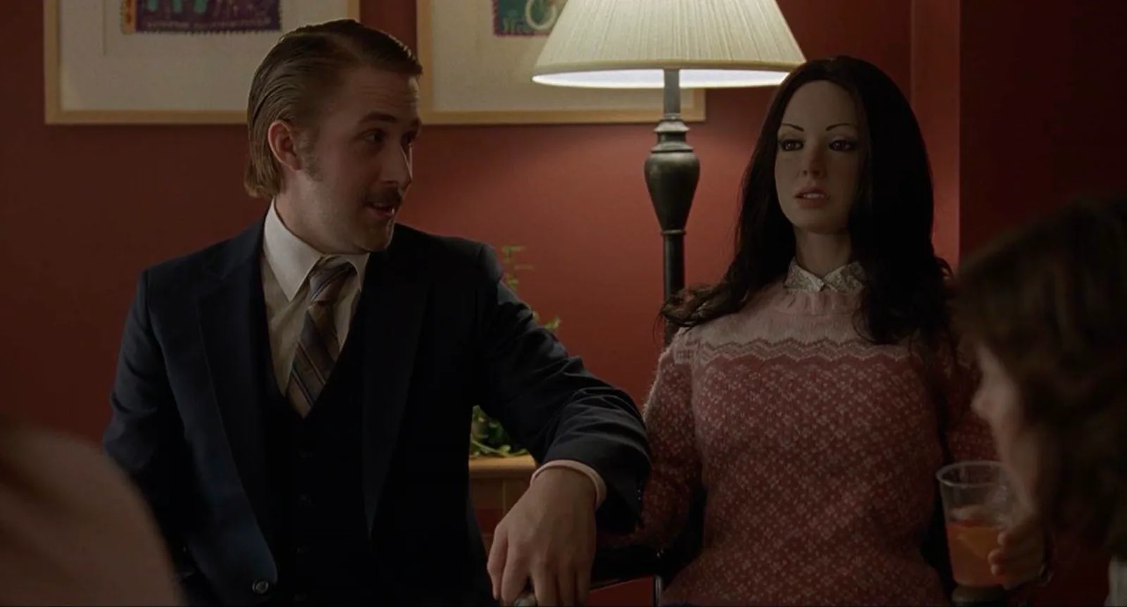 Кадр из материала к обзору «Ларс и настоящая девушка»