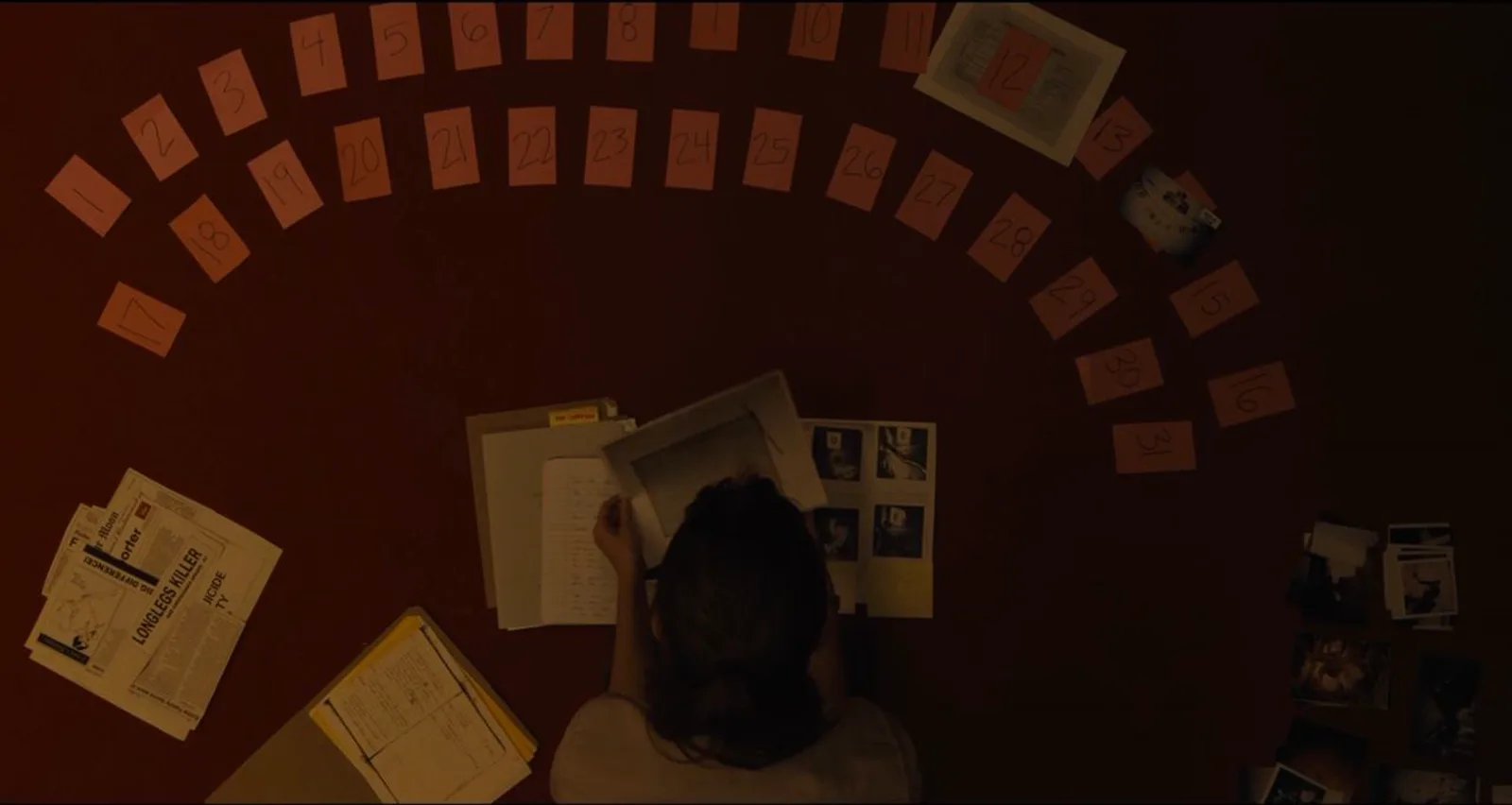 Кадр из материала к обзору «Longlegs»