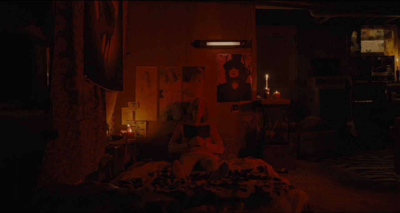 Кадр из материала к обзору «Longlegs»