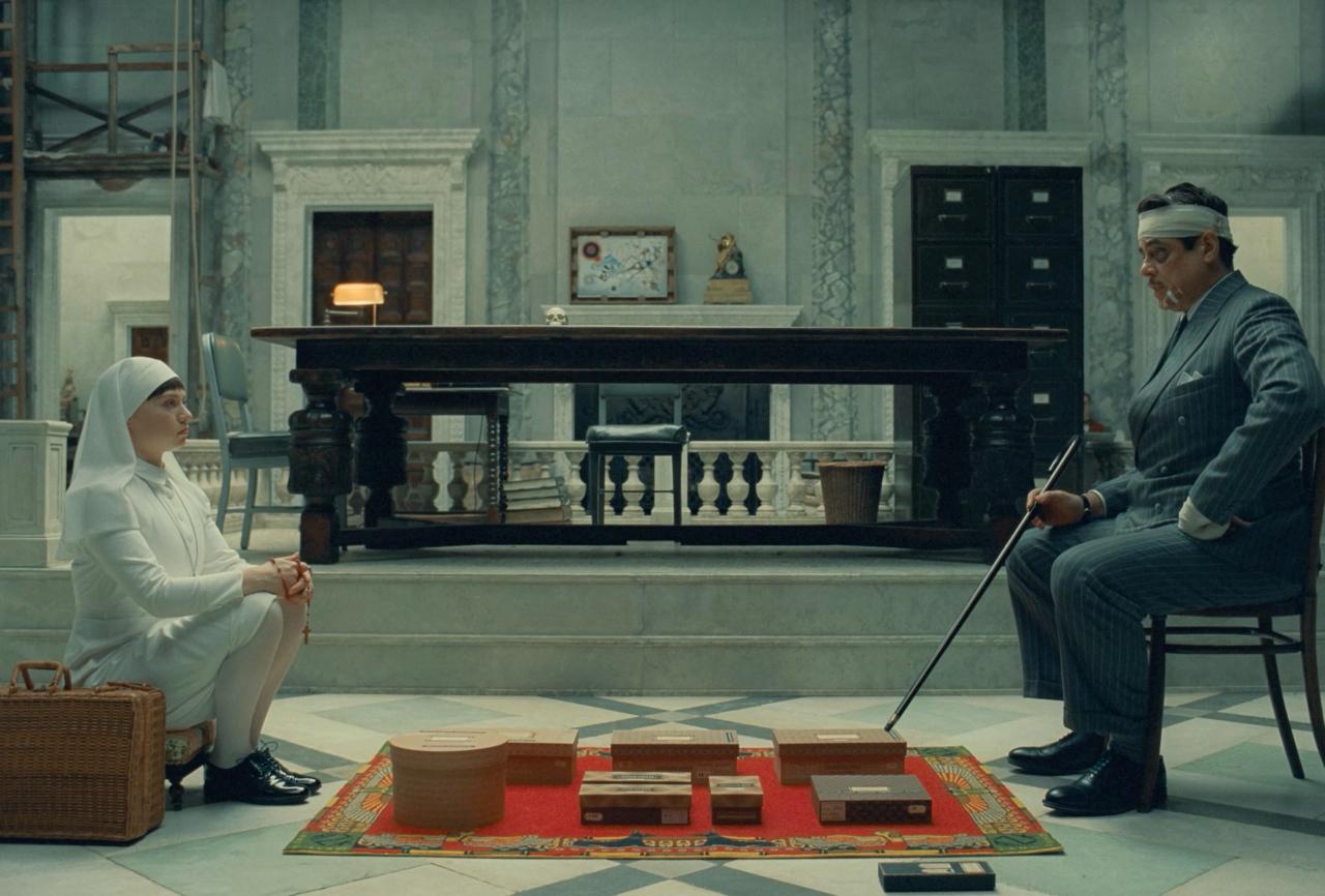 Кадр из материала к обзору «Финикийская схема»